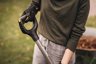 Fiskars Vanga Ergonomica per Orto con Bordo Dentellato per Tagliare Radici, Acciaio al Boro e Impugnatura a D 3
